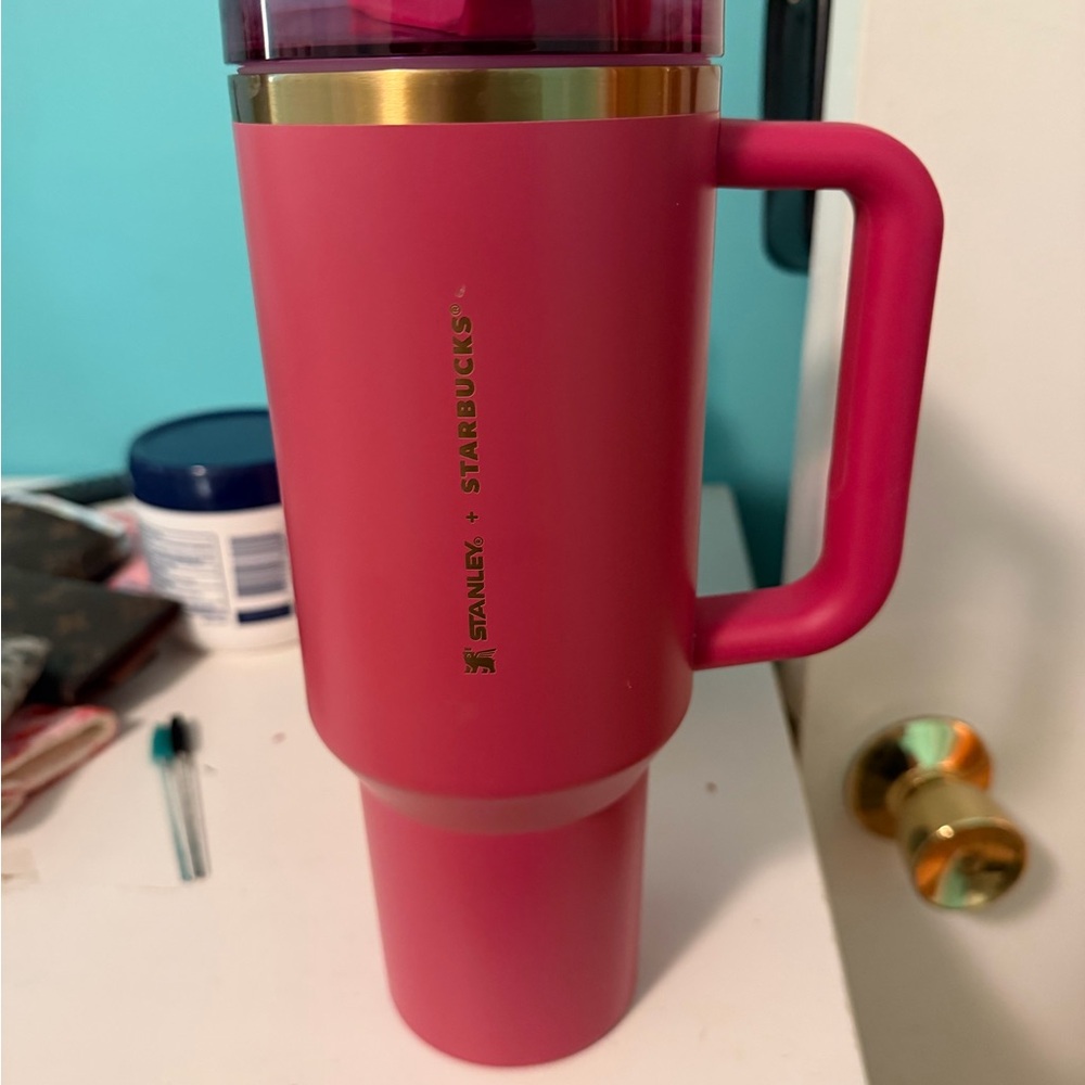 Stanley x Starbucks Glinda Collab            40 oz Quencher Pink and Gold